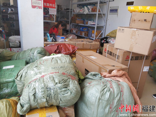 成人论坛
旗山小区的一快递点堆满了大件行李。 高媛媛 摄